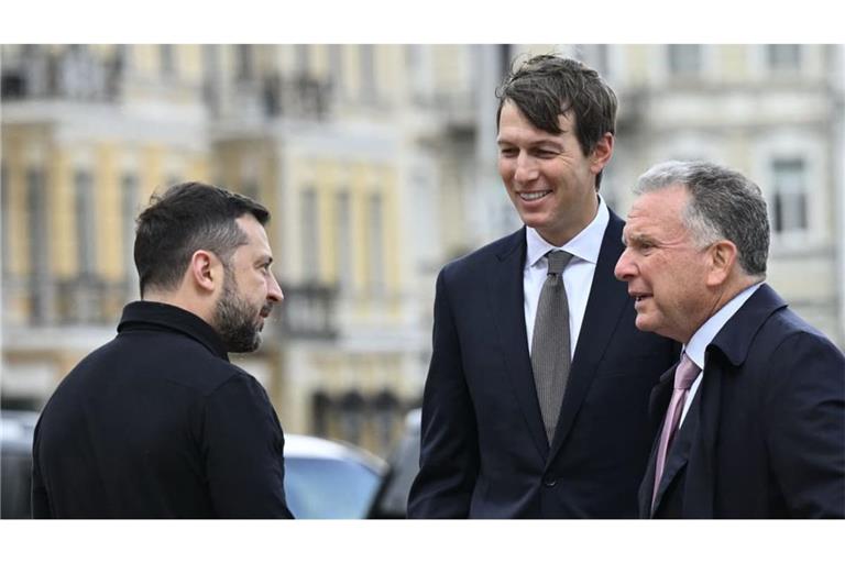 Die US-Unterhändler Steve Wittkoff (r.) und Jared Kushner haben am Wochenende Gespräche mit dem russischen Präsidenten Wladimir Putin geführt und sind dann nach Kiew weitergereist, um den unkrainischen Präsidenten Wolodymyr Selenskyj (l.)