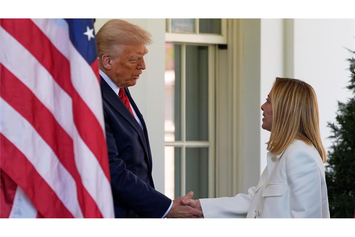 Gute Stimmung im Oval Office - Meloni umgarnt Trump Die US-Zollpolitik war eines der Hauptthemen bei Treffen von Italiens Ministerpräsidentin Meloni und US-Präsident Trump in Washington.
