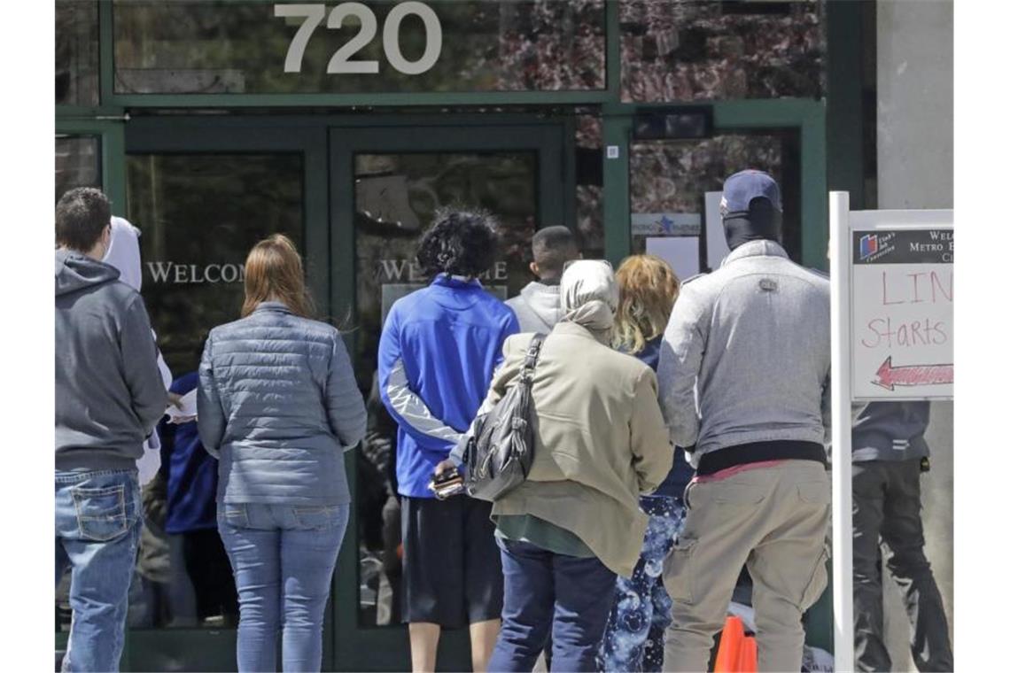 Die USA erwarten einen deutlichen Anstieg der Arbeitslosenquote. Foto: Rick Bowmer/AP/dpa