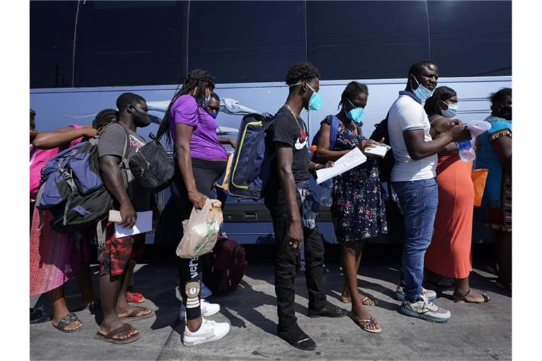 Die USA fliegen Haitianer, die in der texanischen Grenzstadt kampieren, zurück in ihr Heimatland und versuchen, andere am Grenzübertritt von Mexiko aus zu hindern. Foto: Eric Gay/AP/dpa