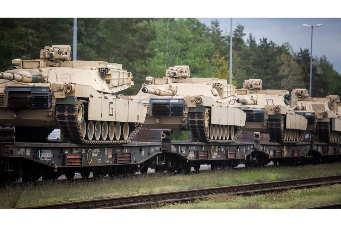 Selenskyj dementiert Stopp der US-Militärhilfe Die USA haben der Ukraine unter anderem Kampfpanzer vom Tpy M1A1-Abrams für die Verteidigung geliefert. (Archivbild)