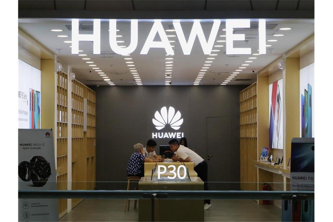 Huawei erwartet kräftiges Umsatzminus Die USA hatten Huawei im Mai auf eine schwarze Liste von Unternehmen gesetzt. Foto: Rouelle Umali/XinHua