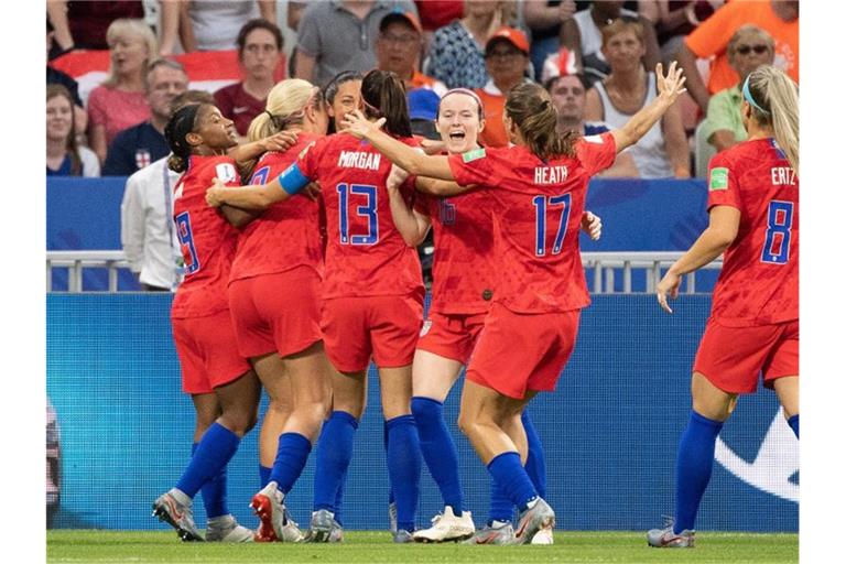 Die USA-Spielerinnen feiern den Einzugs ins WM-Finale. Foto: Sebastian Gollnow