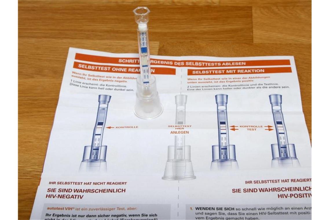 Frei verkäufliche HIV-Selbsttests werden angenommen Die Utensilien für einen HIV-Selbsttest liegen auf einem Tisch. Foto: Katja Sponholz