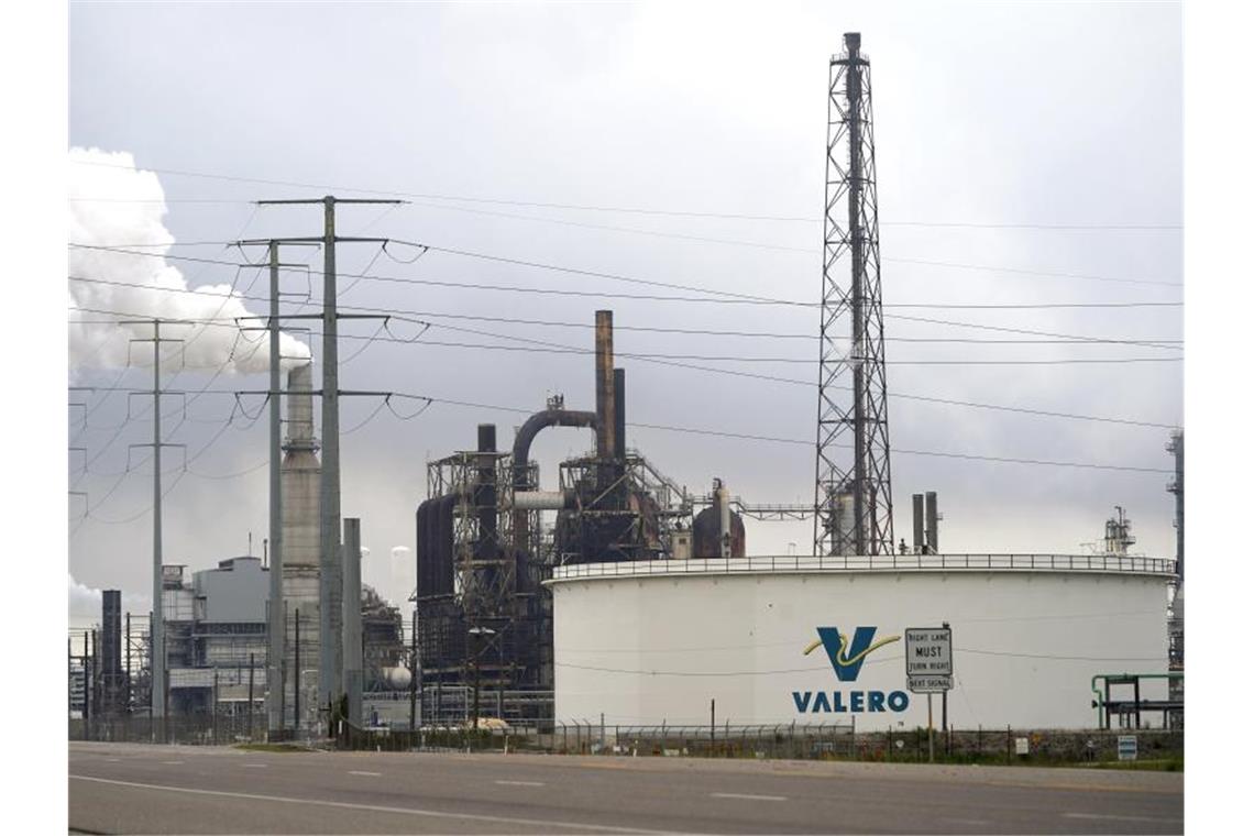 Historischer Crash: US-Ölpreis gerät erstmals ins Minus Die Valero Port Arthur Raffinerie in Port Arthur, Texas. Foto: David J. Phillip/AP/dpa