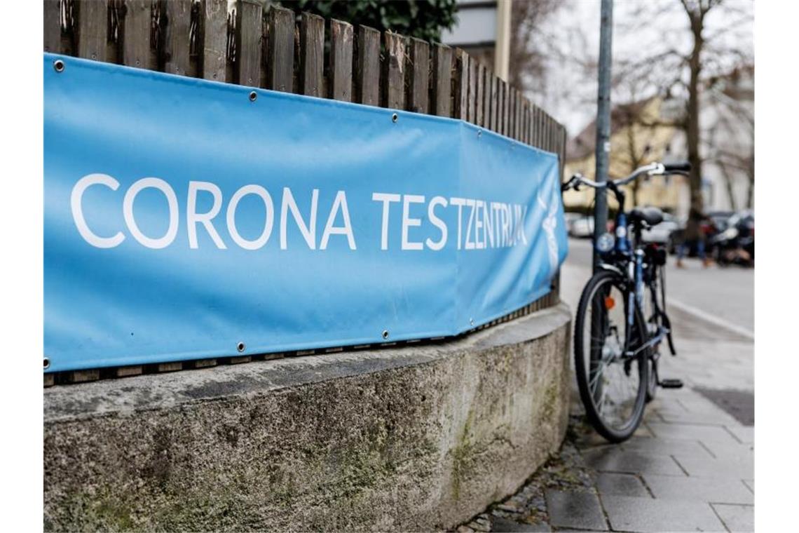 Bund nimmt Länder für Corona-Öffnung in die Pflicht Die Variante BA.2 von Omikron breitet sich aus. Foto: Matthias Balk/dpa