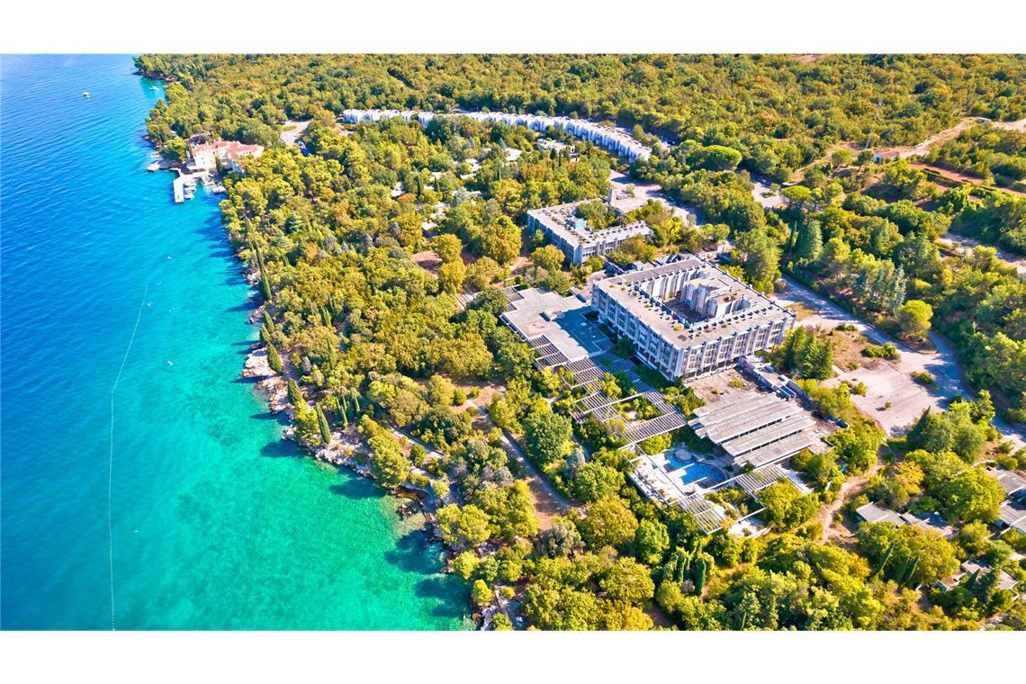 Morbider Lost Place auf windgepeitschter Urlaubsinsel Die Vegetation rund ums ehemalige Luxusressort wuchert alles zu, aber der Strand ist öffentlich – und sehr beliebt.