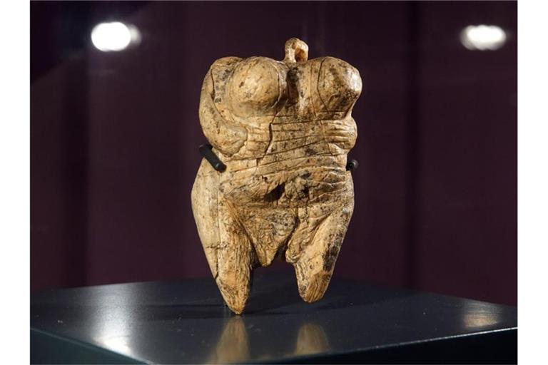 Die Venus vom Hohle Fels steht in einer Vitrine. Foto: Anne Pollmann/dpa/Archivbild