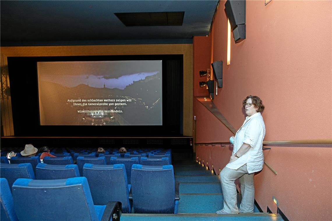 Die Veranstalter der Salzburger Festspiele und Kinochefin Annegret Eppler reagierten auf den kurzfristigen Ausfall der Premiere routiniert souverän. Keiner der Gäste verließ den Saal. Fotos: J. Fiedler