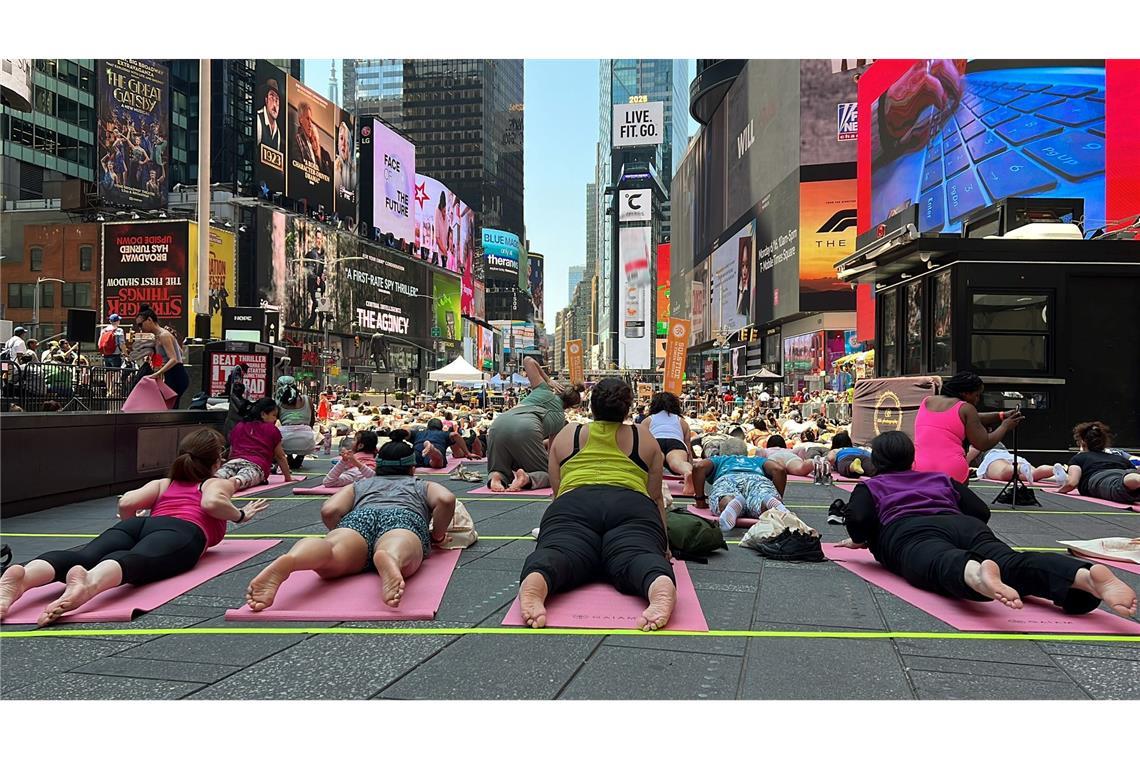Trotz Hitzewelle: Massen-Yoga auf New Yorks Times Square Die Veranstaltung findet bereits zum 23. Mal statt.