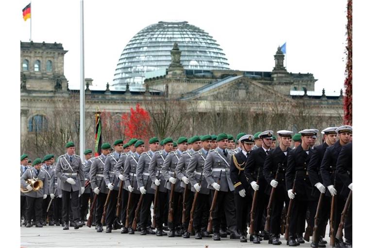 „Die Veranstaltung sollte in einem öffentlichen Raum stattfinden“, sagte der Vorsitzende des Bundes Deutscher Einsatzveteranen, Bernhard Drescher. „Da kommt nur die Wiese vorm Reichstagsgebäude in Betracht.“. Foto: picture alliance / dpa