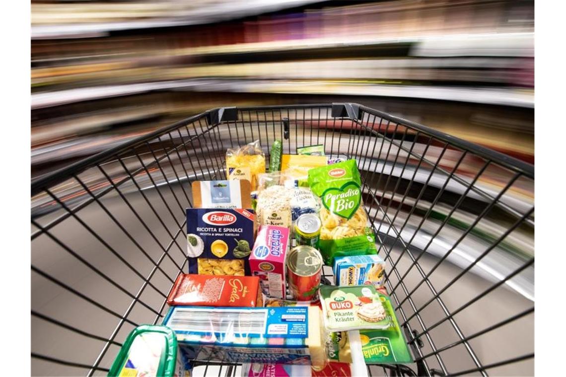 Die Verbraucherpreise in der Eurozone sinken - auch die für Lebensmittel. Foto: Fabian Sommer/dpa
