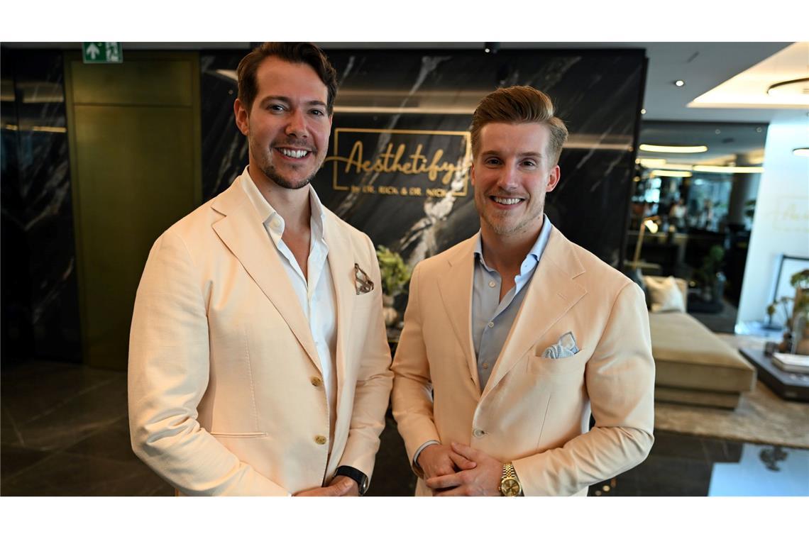 Mit Vorher-Nachher-Fotos für Schönheitseingriffe werben? Die Verbraucherzentrale klagt gegen das Unternehmen Aesthetify von "Dr. Rick und Dr. Nick".