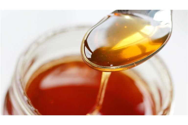 Die Verbraucherzentrale Niedersachsen warnt Verbraucher, dass nach Deutschland importierter Honig häufig verfälscht und mit billigem Zucker gestreckt ist.