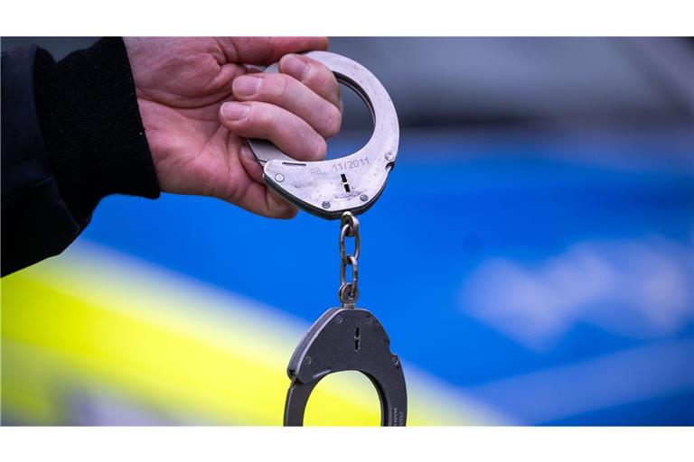 Die Verdächtigen sitzen in Untersuchungshaft. (Symbolbild)