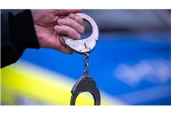 Die Verdächtigen sitzen in Untersuchungshaft. (Symbolbild)