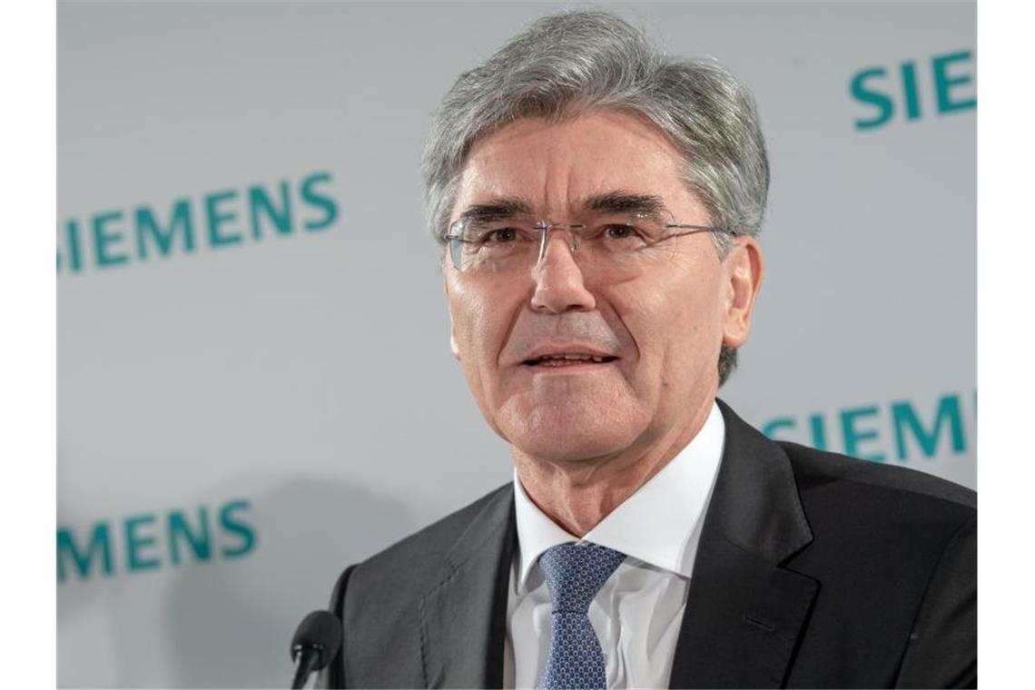 Siemens zahlt bis zu 1000 Euro Corona-Bonus „Die vergangenen Monate waren auch für unser Unternehmen eine gewaltige Herausforderung, die wir zusammen vergleichsweise gut gemeistert haben“, sagte der scheidende Siemens-Chef Joe Kaeser. Foto: Peter Kneffel/dpa