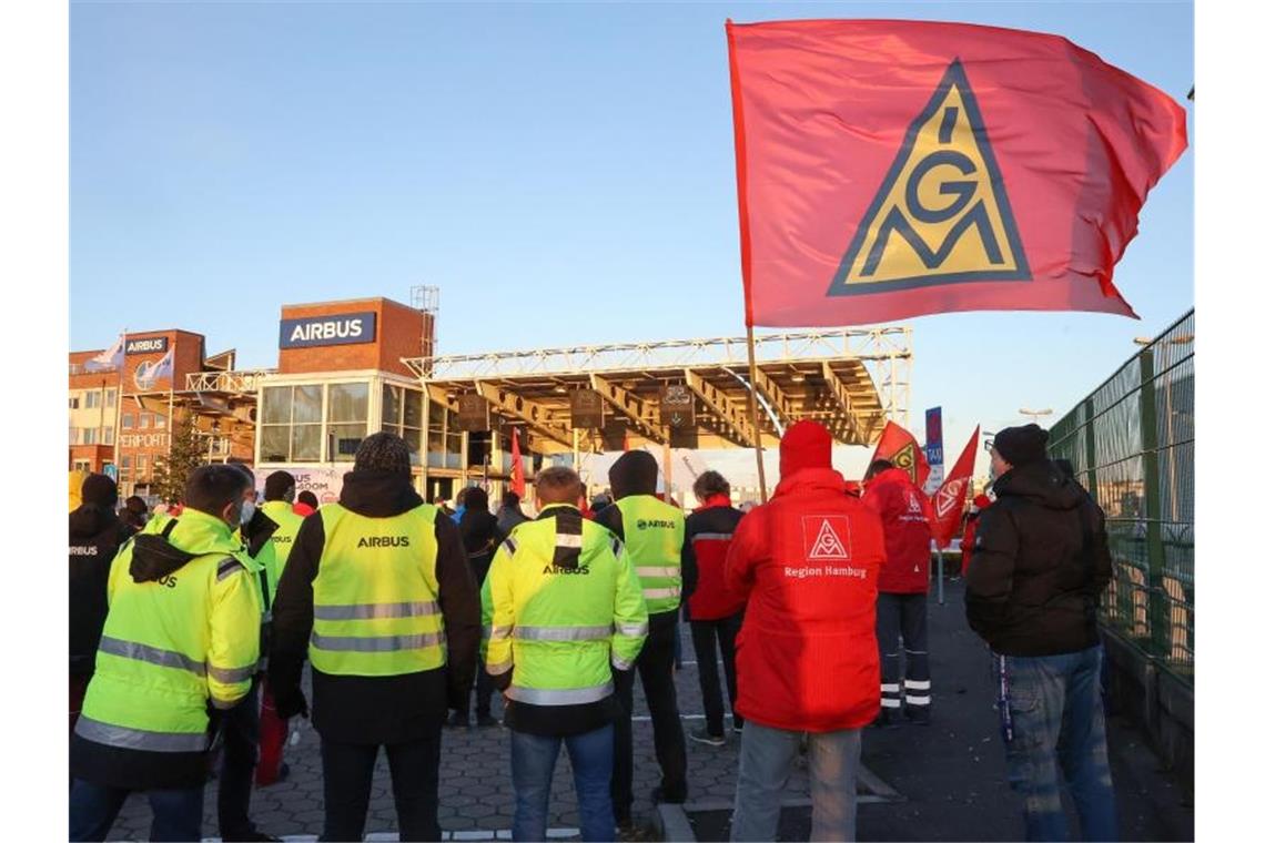 Airbus und IG Metall: Verhandlungen in entscheidender Phase Die Verhandlungen zwischen Airbus und IG Metall verliefen bisher erfolglos. Foto: Bodo Marks/dpa