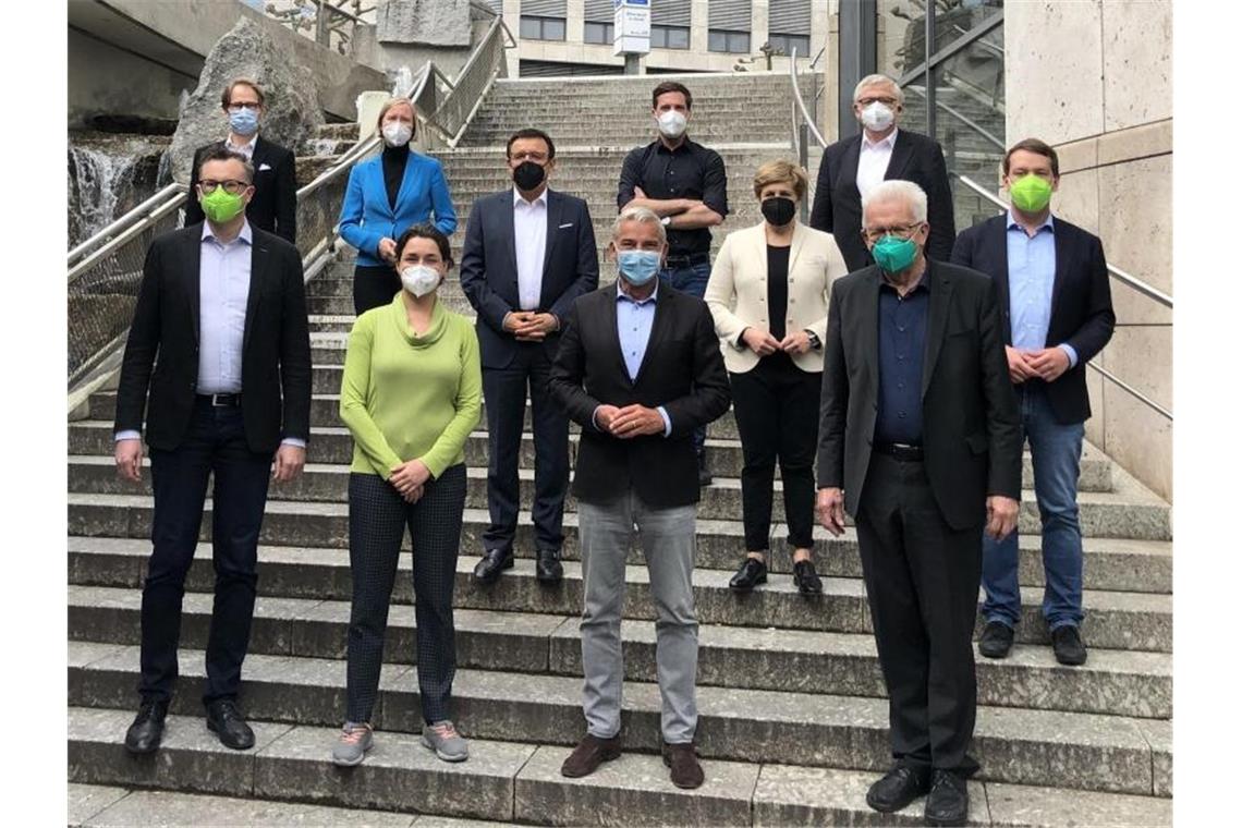 Grün-Schwarz: Lkw-Maut auch auf kleineren Straßen Die Verhandlungsgruppen von Bündnis 90/Die Grünen und CDU stehen nach Abschluss der Koalitionsverhandlungen auf einer Treppe zusammen. Foto: Henning Otte/dpa