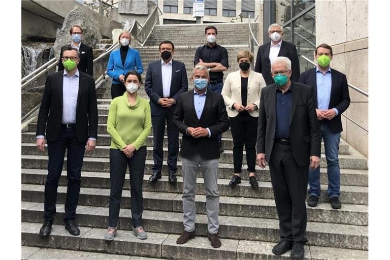 Die Verhandlungsgruppen von Bündnis 90/Die Grünen und CDU stehen nach Abschluss der Koalitionsverhandlungen auf einer Treppe zusammen. Foto: Henning Otte/dpa