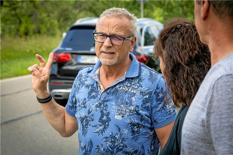 Die Verkehrslage in Lutzenberg ist beim Spaziergang mit Reinhold Sczuka mehrfach Thema. Foto: Alexander Becher