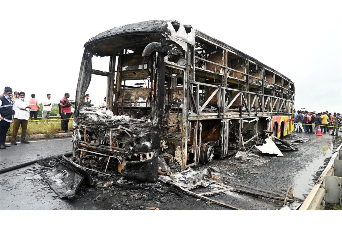 Mindestens 20 Tote nach Busunfall in Indien Die verkohlten Überreste des Passagierbusses liegen auf einer Landstraße im Dorf Chinnatekuru.