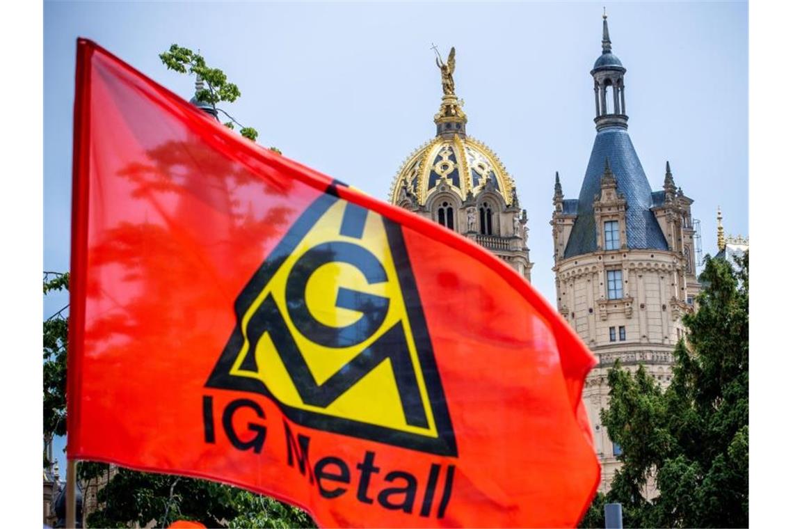 Kurzarbeit: IG Metall fordert weitere Schritte „Die Verlängerung der Regelungen zu Bezugsdauer und Aufzahlung auf das Kurzarbeitergeld begrüßen wir sehr, denn dies ist ein unverzichtbarer Baustein zur Bewältigung der akuten Corona-Krise“, sagt IG-Metall-Chef Jörg Hofmann. Foto: Jens Büttner/dpa-Zentralbild/dpa