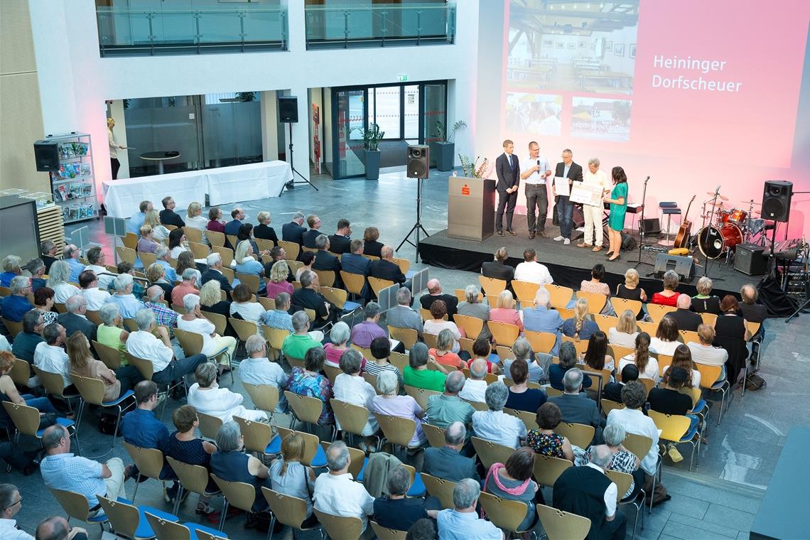 Bürgerpreis startet in einem neuen Format Die Verleihung des Bürgerpreises Rems-Murr fand bisher immer in einem feierlichen Rahmen vor großem Publikum statt. Darauf muss in diesem Jahr verzichtet werden. Archivfoto: A. Becher