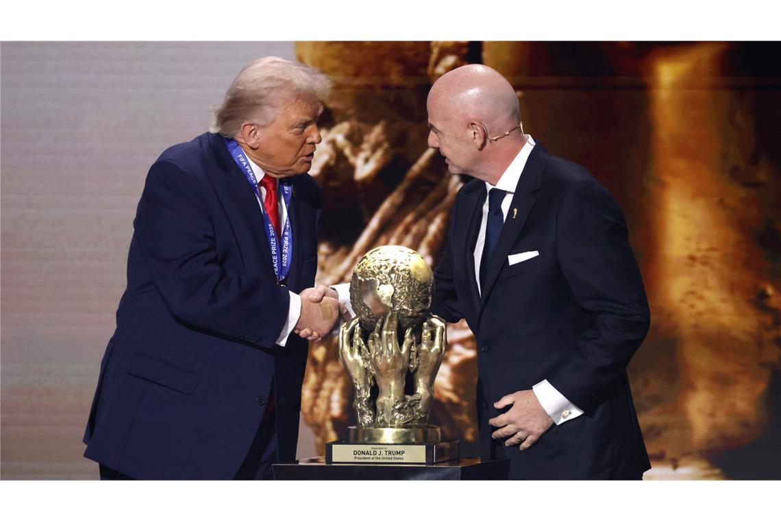 Die Verleihung des Friedenspreises an Donald Trump (l.) hatte für Aufsehen gesorgt. Am FIFA-Boss Infantino gibt es deshalb Kritik (Archivfoto).