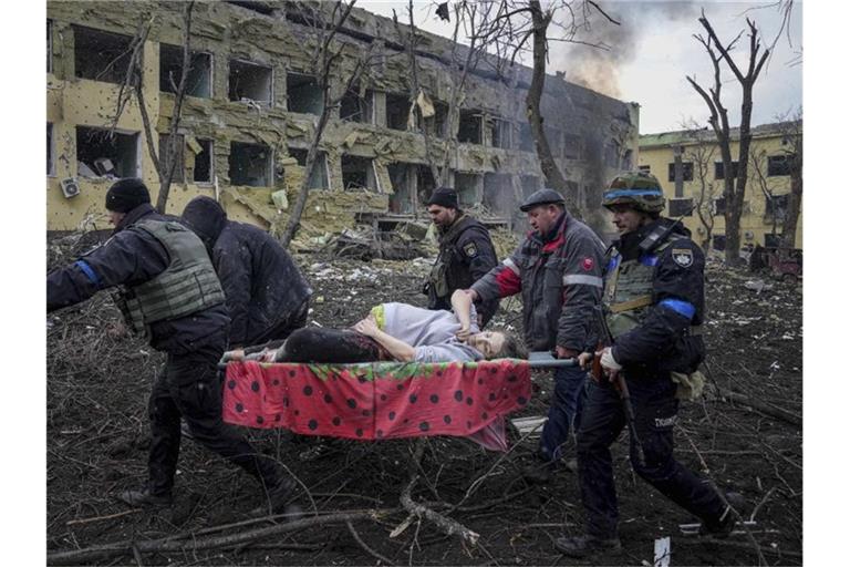Die verletzte schwangere Frau, die bei dem Beschuss der Entbindungsklinik in Mariupol verletzt wurde, ist nach Angaben des ukrainischen Außenministeriums tot. Foto: Evgeniy Maloletka/AP/dpa