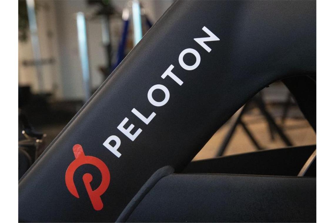 Peloton beruhigt Anleger mit niedrigen Kosten für Rückruf Die vernetzten Peloton-Trainingsfahrräder wurden im Lockdown zum Verkaufsschlager. Mit einem Laufband hatte das Unternehmen weniger Glück. Foto: Mark Lennihan/AP/dpa