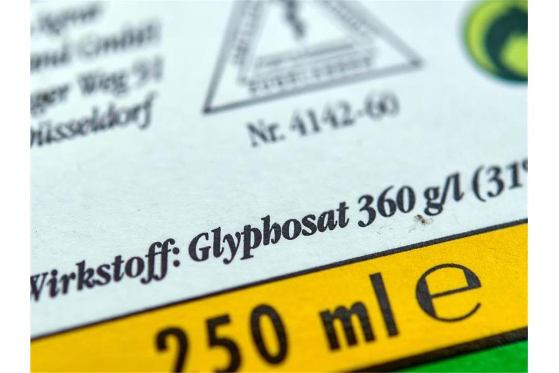 Die Verpackung eines Unkrautvernichtungsmittels, das den Wirkstoff Glyphosat enthält. Foto: Patrick Pleul/Illustration