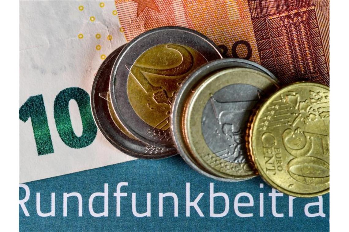 EuGH-Urteil zu Streit um Rundfunkbeitrag Die Verpflichtung, Bargeld anzunehmen, kann nach Ansicht der EuGH-Richter mit Blick auf das öffentliche Interesse eingeschränkt werden. Foto: Jens Kalaene/dpa-Zentralbild/dpa