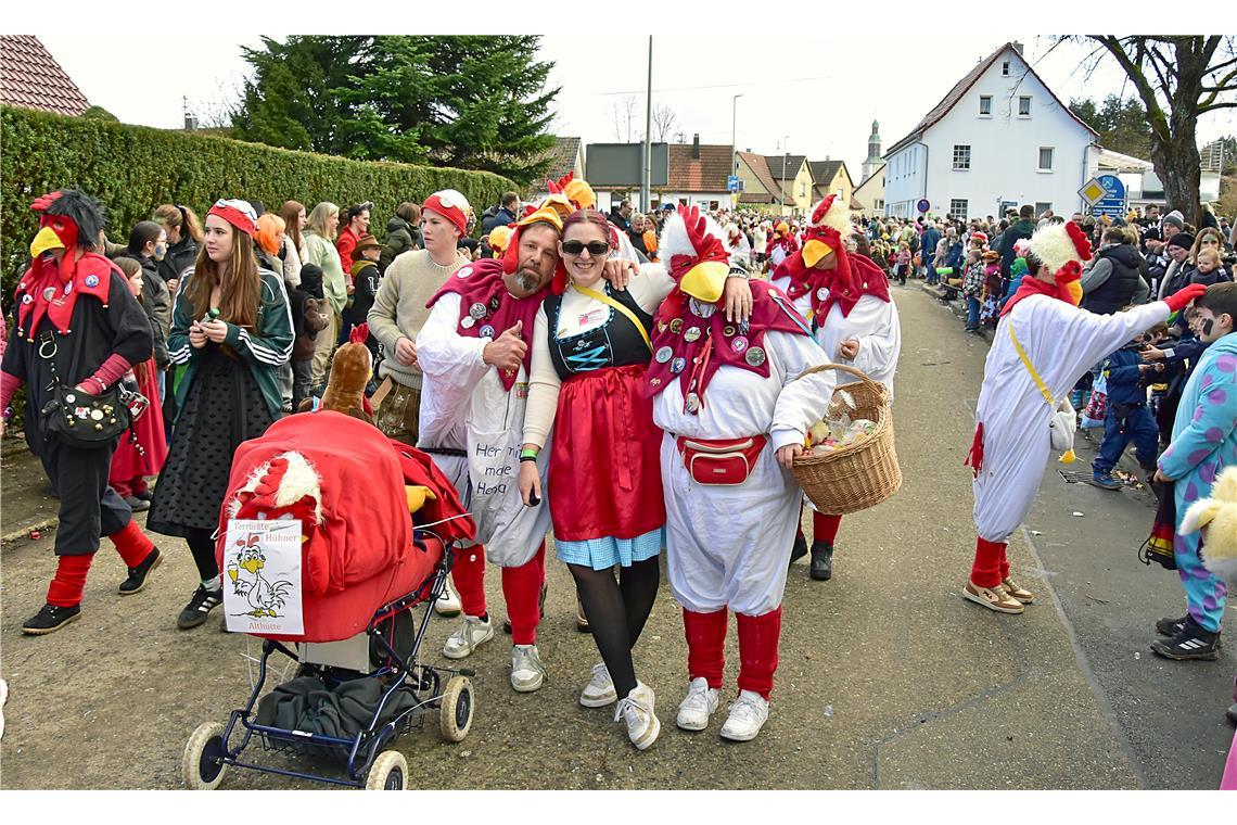 Die verrückten Hühner am Ende des Zuges. Faschingsumzug in Althütte. SK