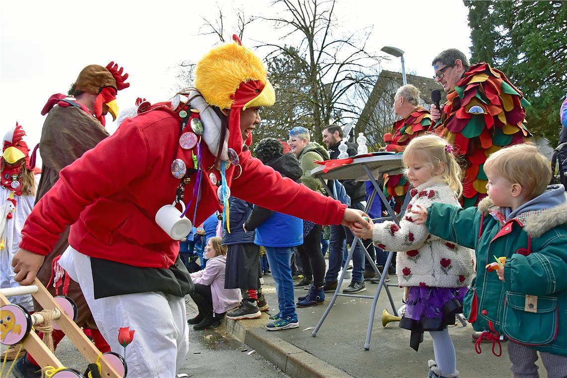 Die verrückten Hühner am Ende des Zuges. Faschingsumzug in Althütte. SK