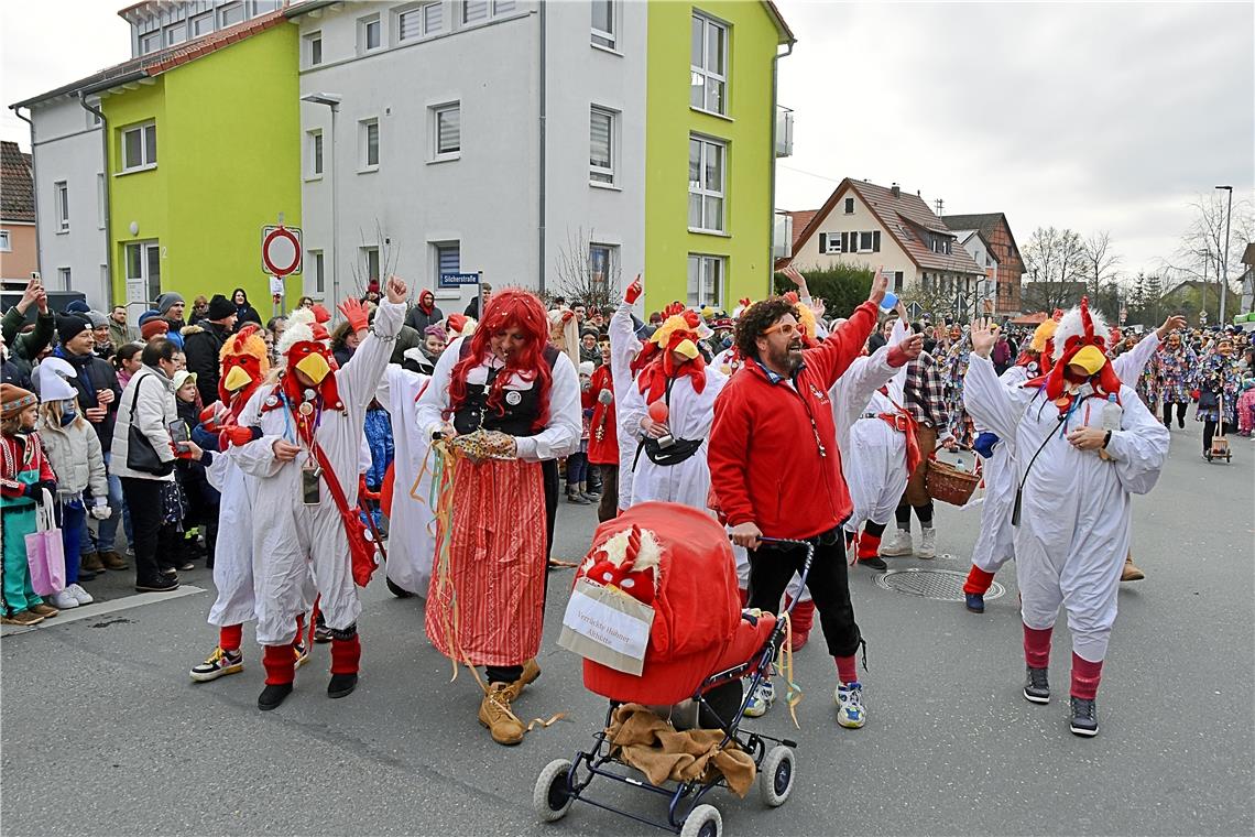 Die verrückten Hühner aus Althütte waren mit Eierlikör und ihrem Narrenruf "Her ...