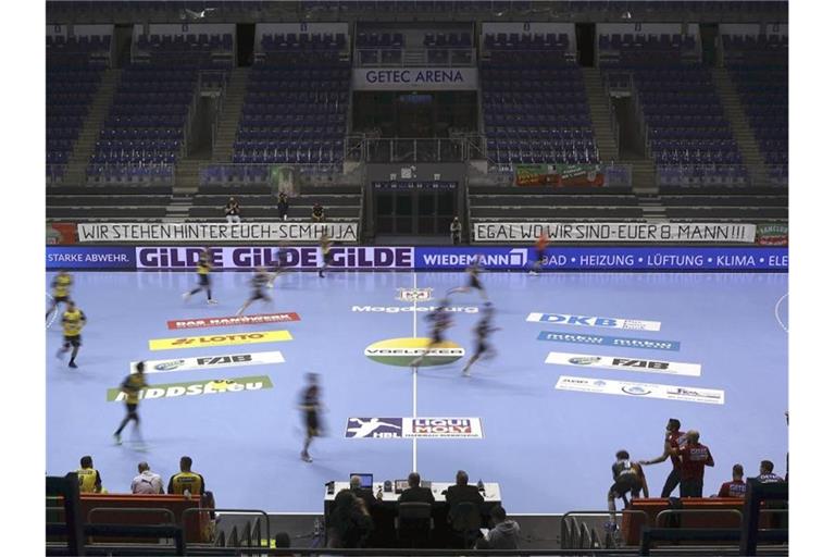 Die verschärfte Corona-Situation wirkt sich auch auf die Handball-Bundesliga aus. Foto: Ronny Hartmann/dpa-Zentralbild/dpa