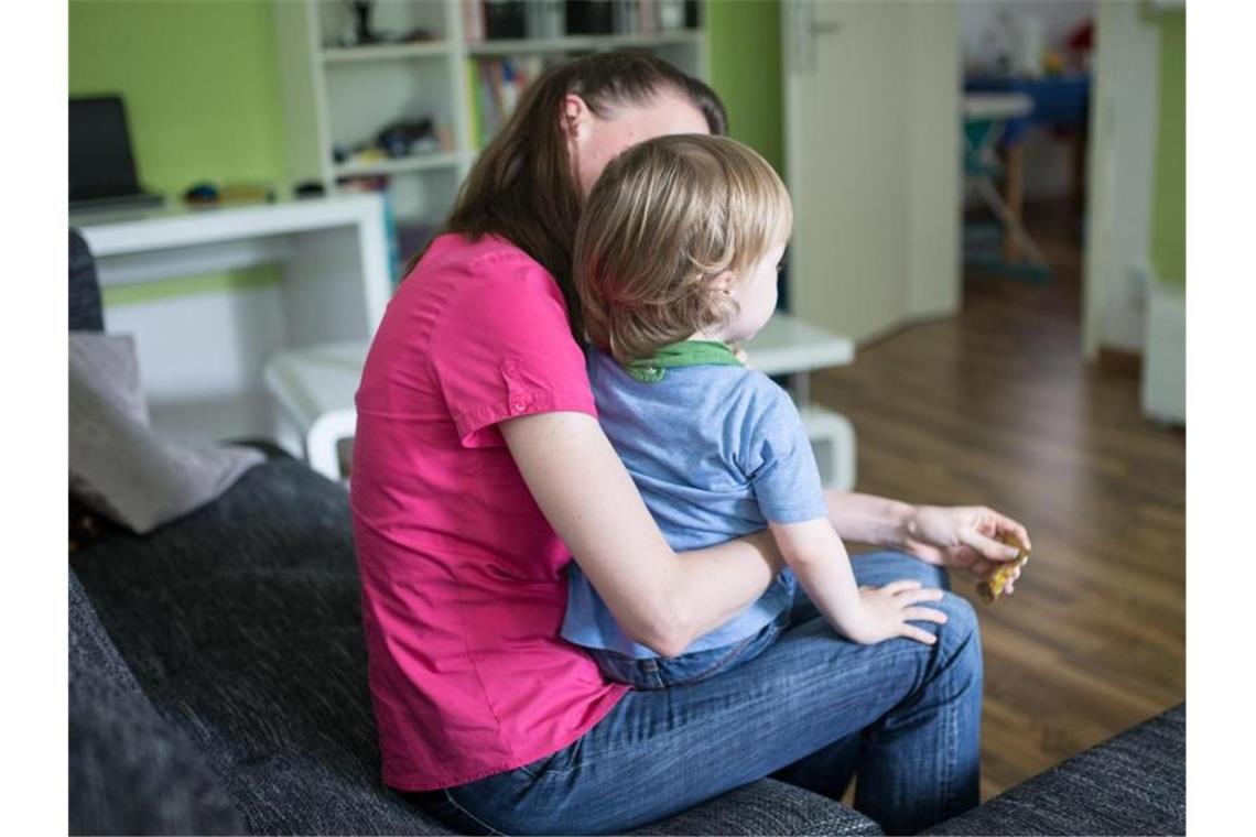 Für Extra-Kinderkrankentage reicht Schulbescheinigung Die verschärften Corona-Regeln in Schulen und Kitas treffen Familien und vor allem alleinerziehende Mütter und Väter hart. Foto: Symbolbild/Marcel Kusch/dpa