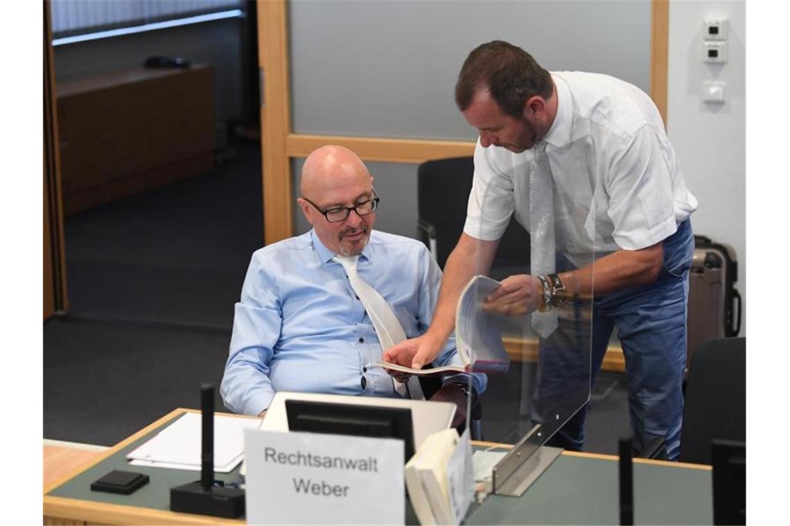 Die Verteidiger des Angeklagten, Hans-Dieter Weber (l) aus Karlsruhe und Thomas Rutkowski aus Helbra, unterhalten sich vor Prozessbeginn. Foto: Hendrik Schmidt/dpa-Zentralbild/Pool/dpa