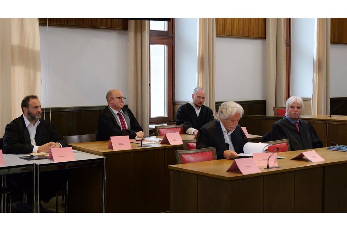 Die Verteidiger sitzen alleine auf der Seite der Angeklagten zum Prozessstart im Landgericht Mosbach. Zum Prozessstart im Mai kommt jedoch keiner von ihnen (Archivfoto).