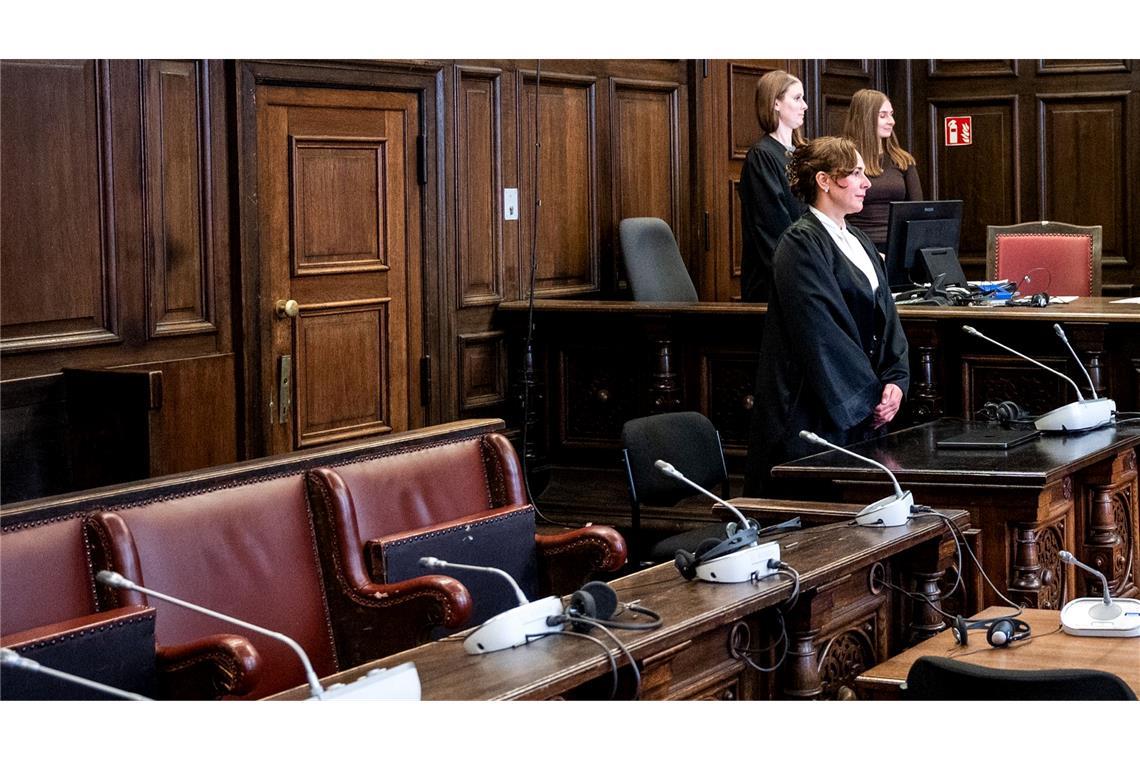 Die Verteidigerin steht zunächst ohne ihre Mandantin im Gerichtsaal. Die wahrscheinlich psychisch kranke Beschuldigte wird erst hereingeführt, nachdem die Fotografen gegangen sind.