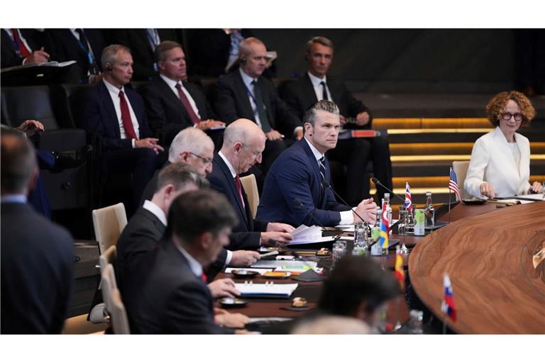 Die Verteidigungsminister der Nato-Staaten haben ein riesiges Aufrüstungsprogramm gebilligt.