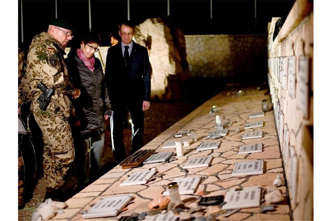Die Verteidigungsministerin gedenkt im Ehrenhain des Camp Marmal der gefallenen Bundeswehrsoldaten. Foto: Britta Pedersen/dpa-Zentralbild/dpa