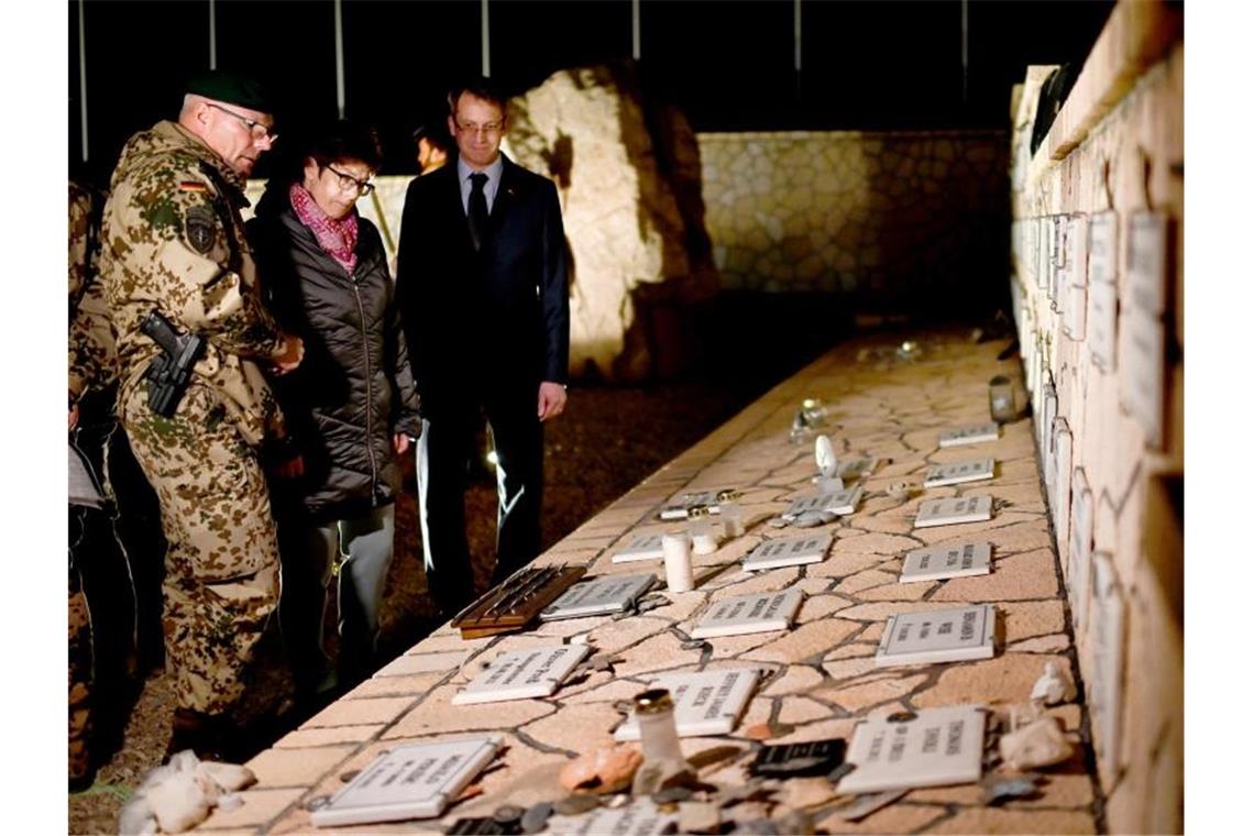 Kramp-Karrenbauer zu Antrittsbesuch in Afghanistan Die Verteidigungsministerin gedenkt im Ehrenhain des Camp Marmal der gefallenen Bundeswehrsoldaten. Foto: Britta Pedersen/dpa-Zentralbild/dpa
