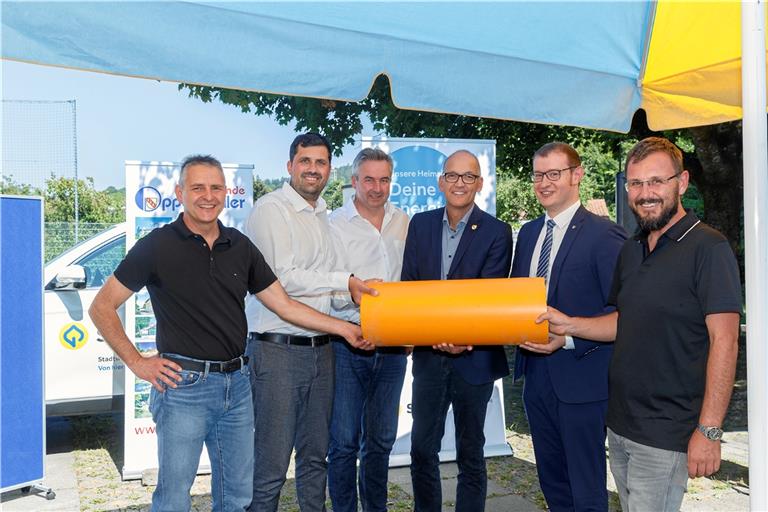 Die Vertreter der Projektpartner halten stolz ein Stück Gasleitung in den Händen (von links): Hans-David Riker, Thomas Steffen, Jörg Schröder, Bernhard Bühler, Maximilian Friedrich und Markus Eichele. Foto: Jörg Fiedler