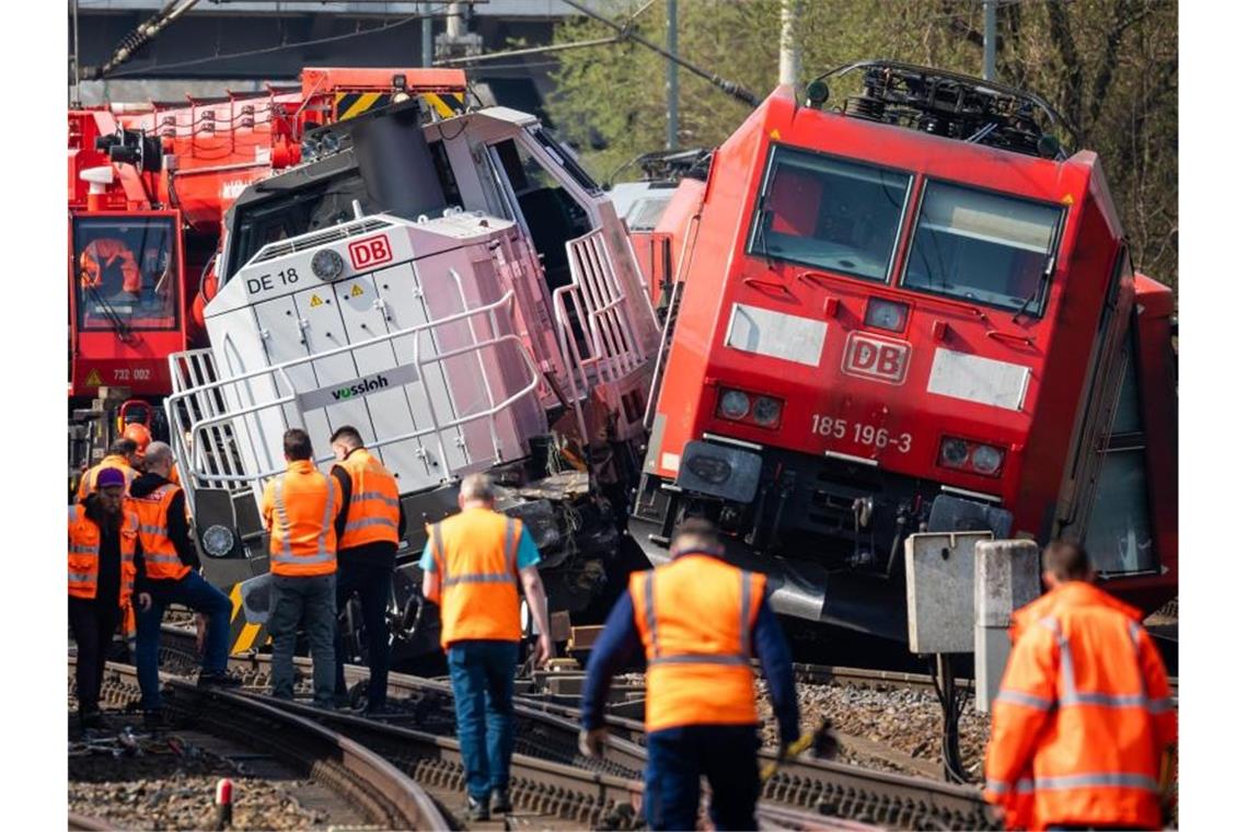 Die verunglückten Loks in der Nähe vom Bahnhof Fallersleben. Am Mittwochabend war eine Lok mit dem Triebfahrzeug eines Güterzuges kollidiert. Verletzt wurde niemand. Foto: Moritz Frankenberg/dpa