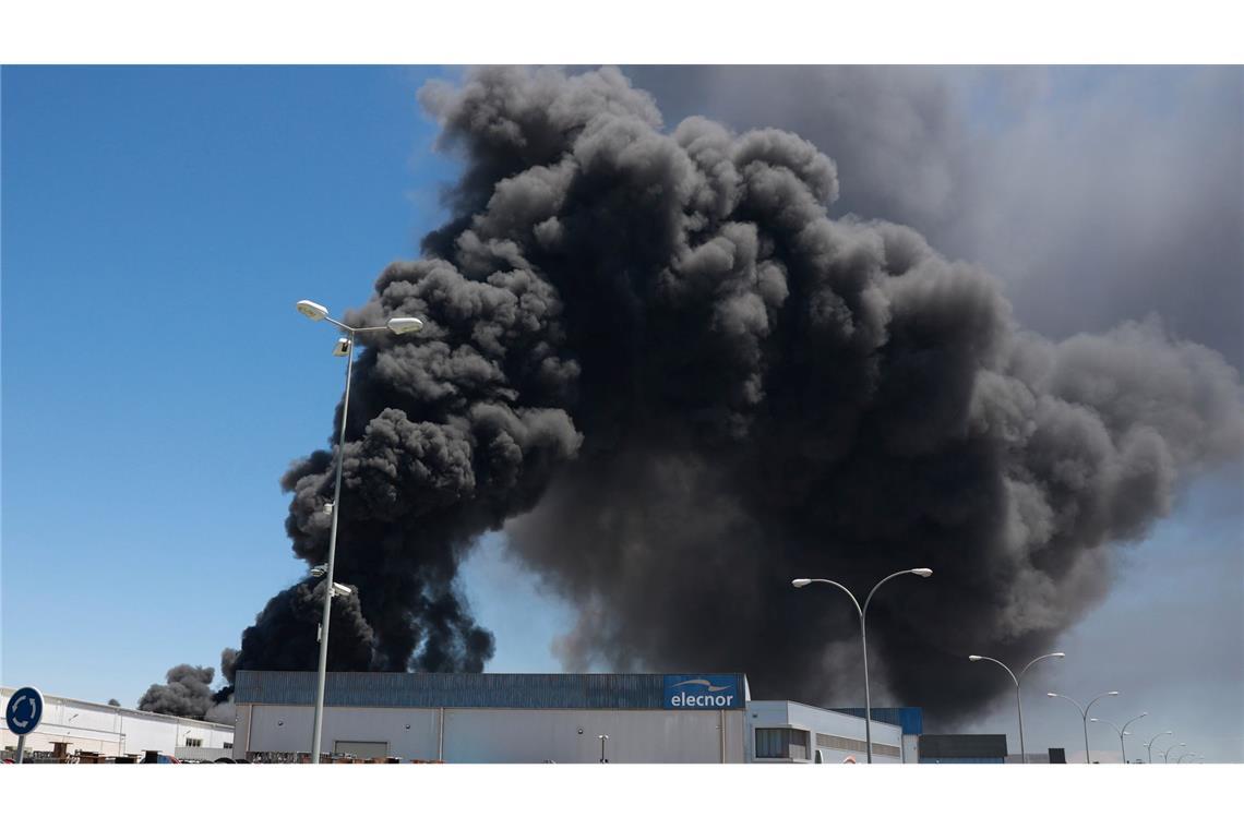 Chemie-Explosion: 77.000 Spanier sollen nicht ins Freie Die Verwaltung der südspanischen Stadt Alcalá de Guadaíra bei Sevilla rief die Bewohner auf, sich wegen eins Brandes in einer Lagerhalle mit Chemikalien möglichst nicht im Freien aufzuhalten.
