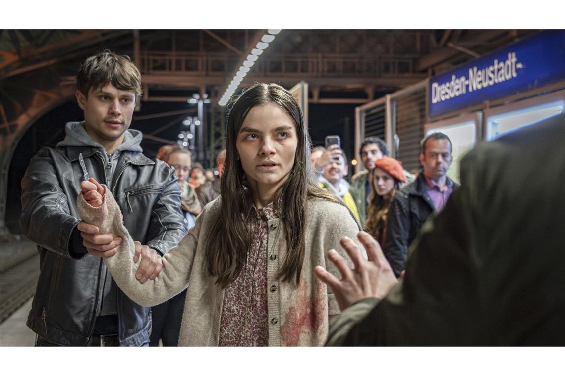 Die verwirrte und verletzte Amanda (Emilie Neumeister) wird am Bahnhof von Passanten überwältigt. Sie führt ein mit Blut verschmiertes  ein Skalpell mit sich.