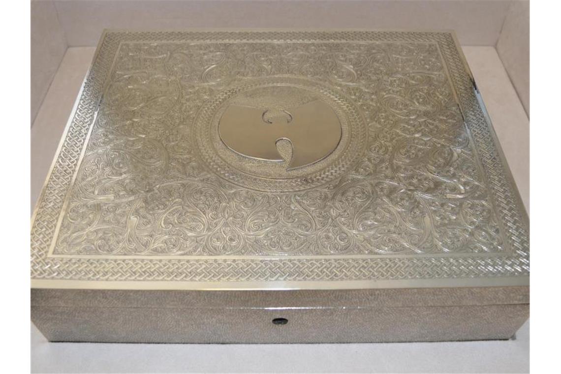 Bei Pharma-Manager beschlagnahmtes Wu-Tang-Album verkauft Die verzierte Schatulle des Wu-Tang Albums war bei dem Pharma-Manager beschlagnahmt worden. Foto: -/United States Marshals Service/dpa