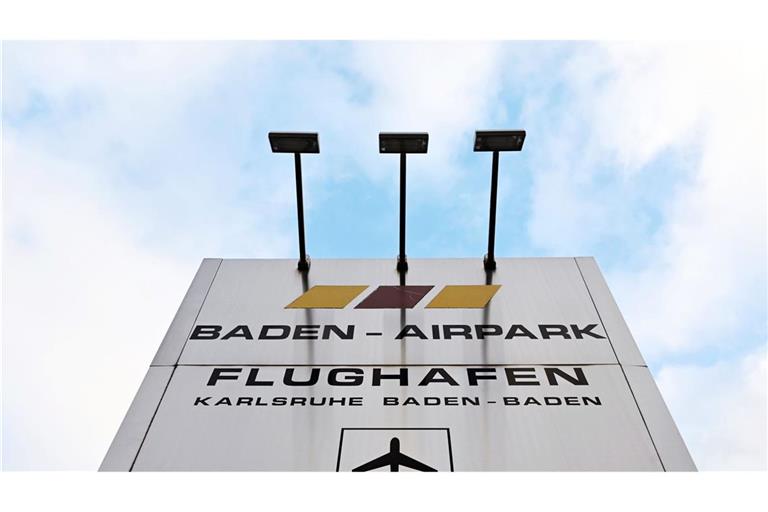 Die Verzögerungen am Baden-Airpark dauern bis spät in die Nacht.
